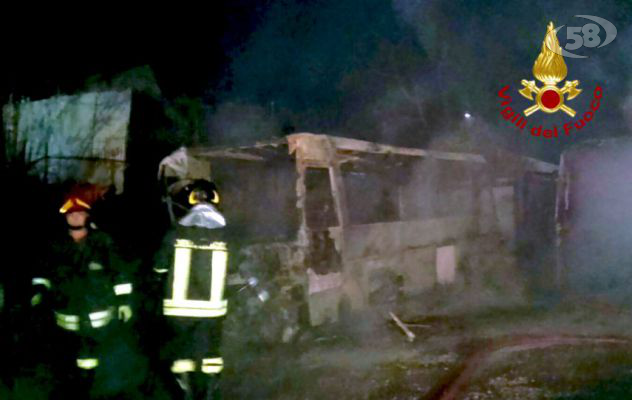 Deposito di autobus in fiamme: cinque mezzi distrutti