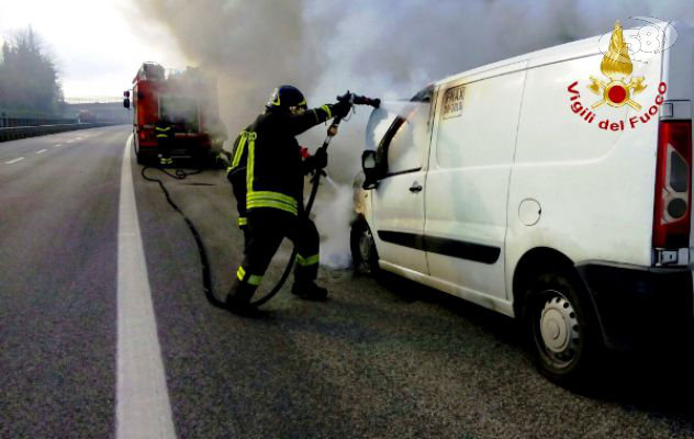 A fuoco due furgoni, paura per i conducenti