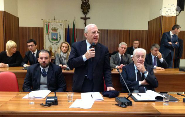 Isochimica, ecoballe e ferrovia: ''Ora o mai più''. De Luca promuove l'area vasta e avverte Preziosi