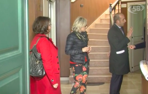 Gesualdo, il Sindaco porta doni a scuola. Ma la maestra lo caccia. Il battibecco finisce in tv/VIDEO