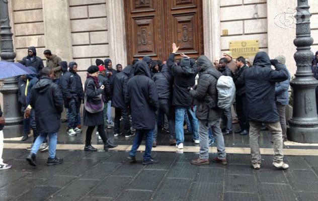 ''Niente acqua calda, cibo avariato, camere sovraffollate'': migranti in protesta sotto la Prefettura/VIDEO