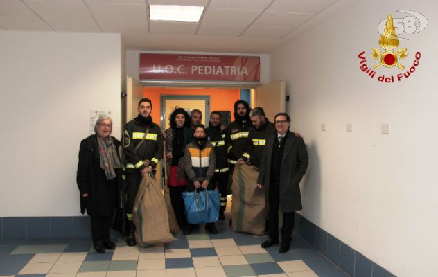 Befana in pediatria, i caschi Rossi distribuiscono doni ai bambini