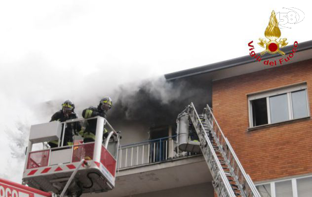 Appartamento avvolto dalle fiamme: anziana tratta in salvo/VIDEO