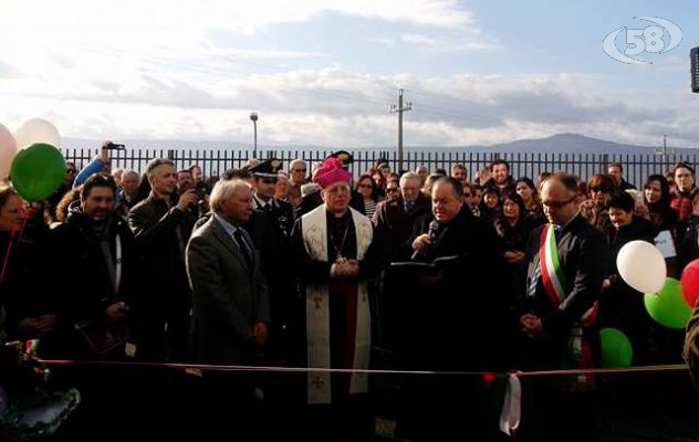 Flumeri inaugura l'istituto Croce. Il Vescovo benedice la scuola. Bambini in festa/VIDEO