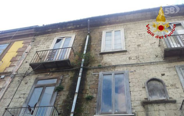 Crolla il tetto, edificio sgomberato: nessun ferito