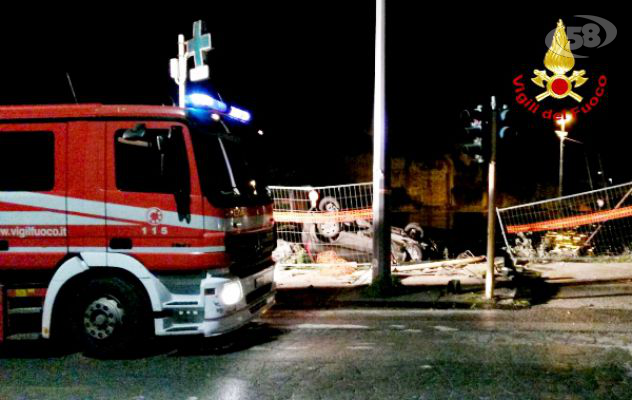 Auto sbanda e si ribalta, due giovani in ospedale