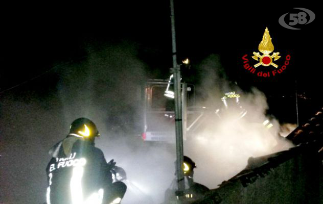 Montemiletto, brucia il tetto di un'abitazione. Paura per i residenti