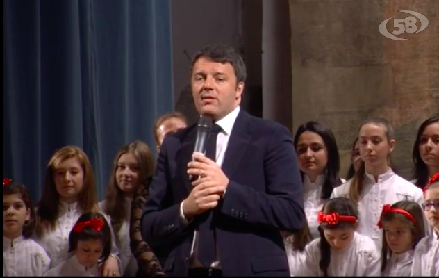 Renzi incantato dalla Reggia di Caserta. Terra dei Fuochi, incontro con Don Patriciello