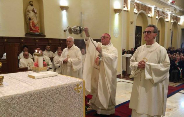 VIDEO/Il gelo non ferma il Giubileo: a Carpignano il Vescovo apre la Porta Santa