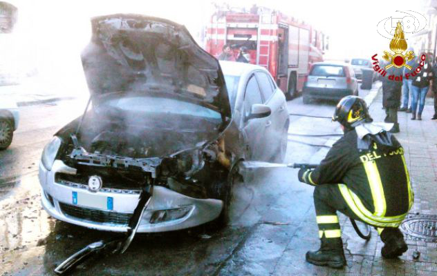 A fuoco auto in transito, paura ad Avellino