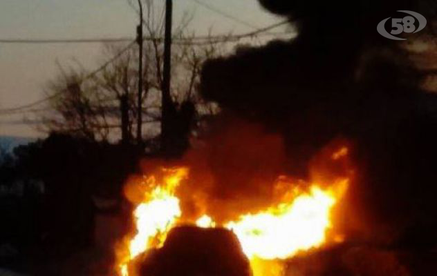 Paura a Campreale, auto in fiamme/VIDEO. Tragedia sfiorata
