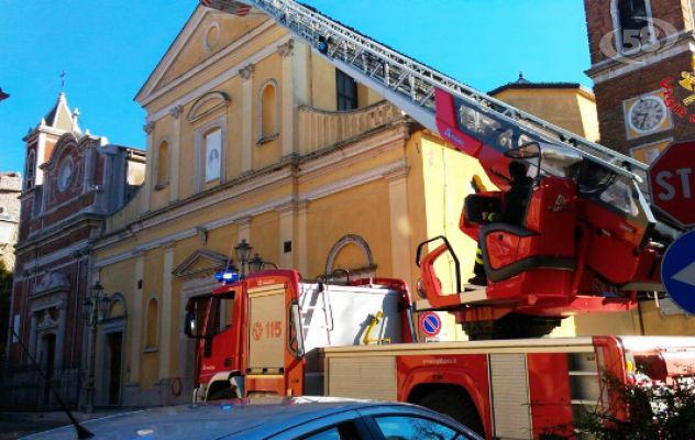Lapio, tegole pericolanti sul tetto della Chiesa: intervengono i Caschi Rossi