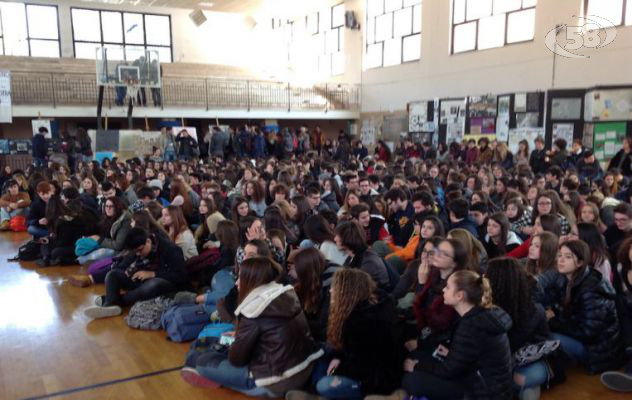 ''Clandestino a 5 anni per sfuggire ai Nazisti'', Nico Kamp racconta la Shoah agli alunni del Colletta