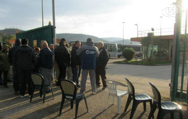 Impedirono l'uscita dei mezzi dall'ex Irisbus: 32 a processo tra operai e attivisti