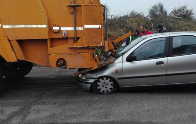 Ariano, camion dei rifiuti fa retromarcia e impatta contro un'auto. Illesa per miracolo una donna