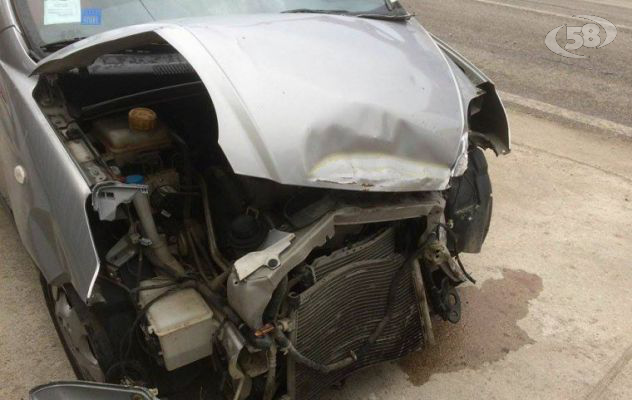 Ariano, camion contro auto lungo la Statale 90: donna in ospedale