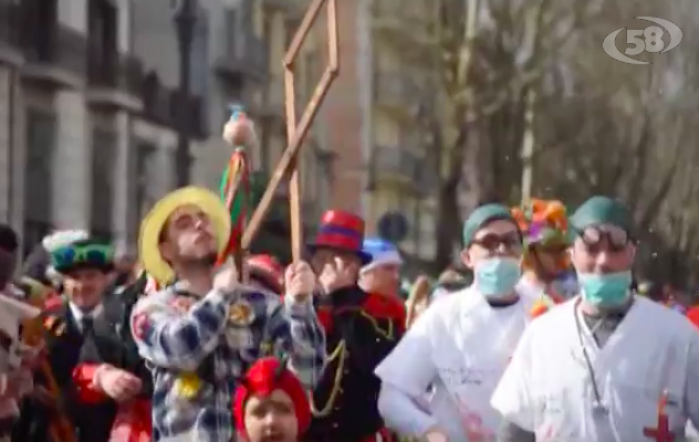 Carnevale, canti e balli lungo il Corso: in migliaia per la tradizionale sfilata