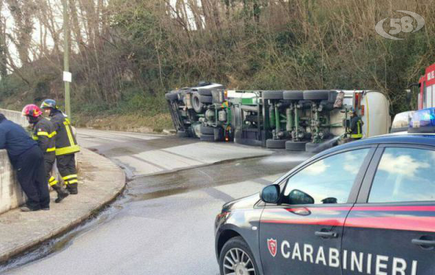 Autocisterna si ribalta, benzina e gasolio invadono la carreggiata
