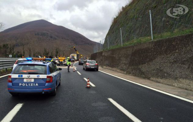 A16, incidente prima del passaggio di San Pio. Tir sfonda barriere spartitraffico: grave l'autista