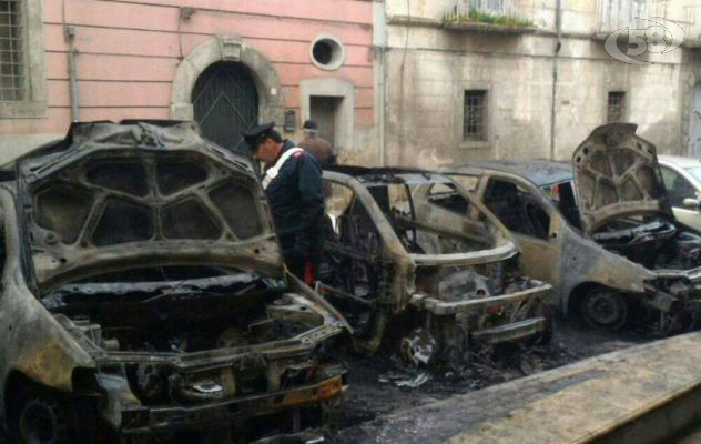 Quattro auto e un furgone in fiamme, danni ad un palazzo