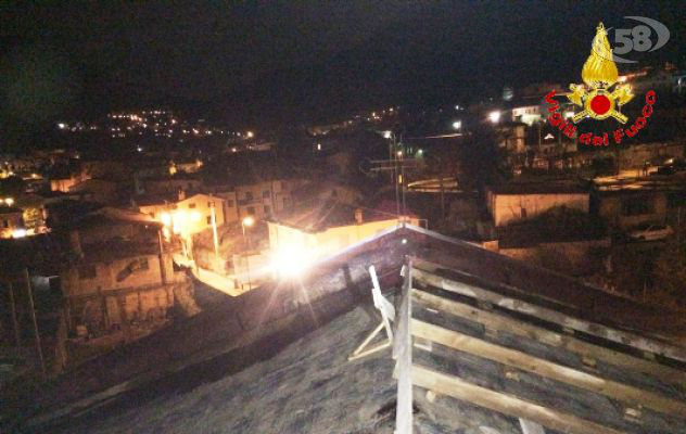 Paura a Solofra, a fuoco il tetto della Chiesa di Sant'Antonio