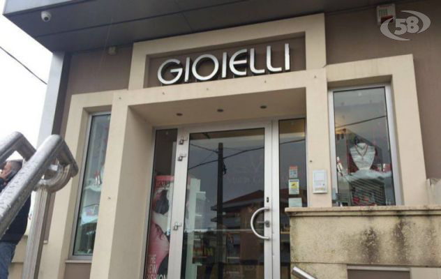 Ariano, furto con scasso: nel mirino una gioielleria/VIDEO