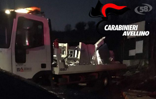 Rapina Unicredit, ritrovato nell'ex Isochimica il carro attrezzi utilizzato per il colpo