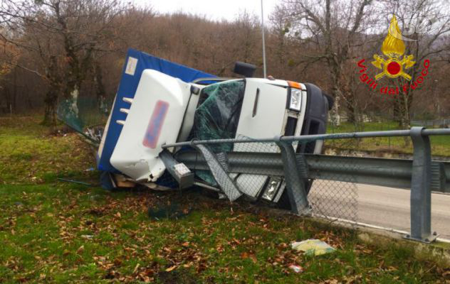 Camion sbanda e si ribalta, autista vivo per miracolo