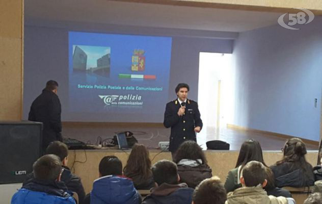  "Attenzione al web", polizia postale a confronto con gli studenti