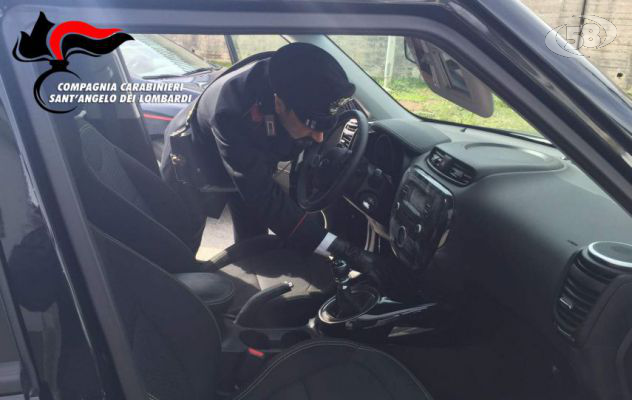 Sfuggono all'alt, beccati scappano a piedi: l'auto era rubata