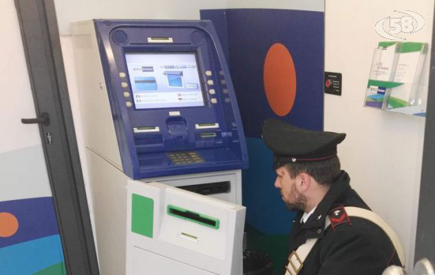 Tentano di sradicare il Bancomat, messi in fuga da sistema ''antintrusione''