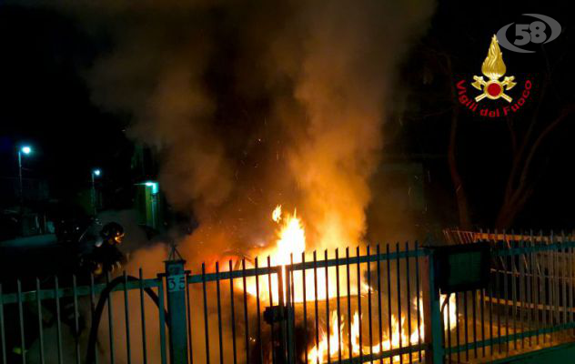 Tre auto a fuoco nella notte: super lavoro per i Vigili del Fuoco