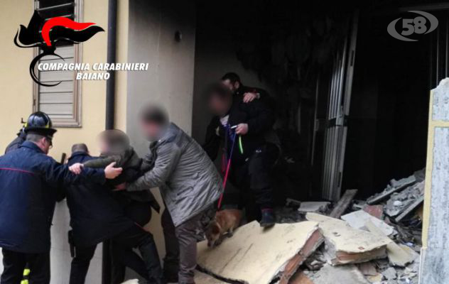 Appartamento sventrato da un'esplosione, feriti due fratelli: edificio evacuato