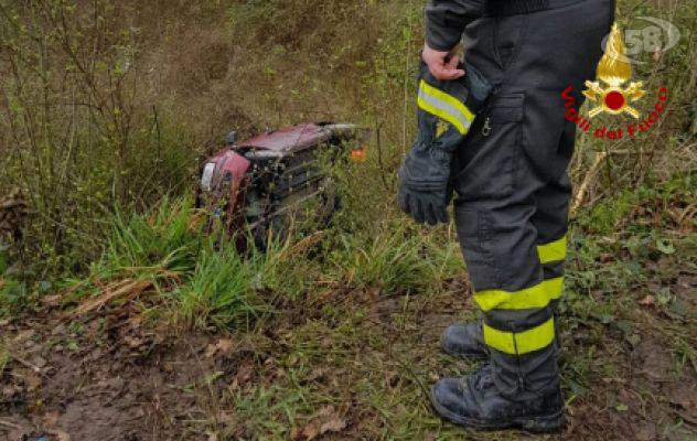 Perde il controllo e si ribalta, donna in ospedale