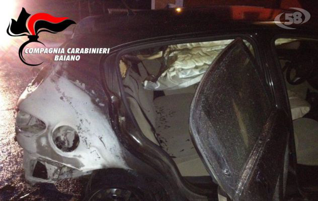 Lite in famiglia, uomo armato scappa e dà fuoco all'auto di un parente/FOTO