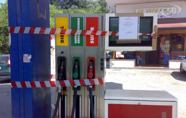 Vendeva gasolio a 1,936: sigilli ad un distributore