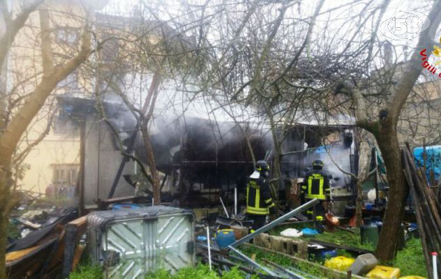 Atripalda, deposito avvolto dalle fiamme. A Torella autocarro resta impantanato