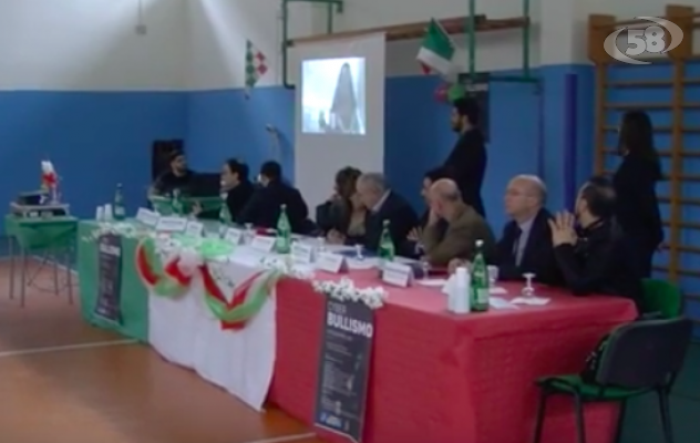 Cyber-bullismo e devianze giovanili, convegno al De Gruttola di Ariano/VIDEO