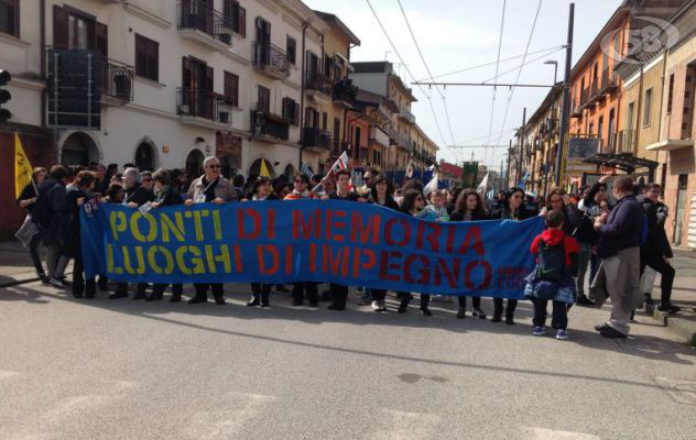 L'Irpinia ricorda le vittime di mafia: ''Verità e giustizia''. In migliaia al corteo di Libera