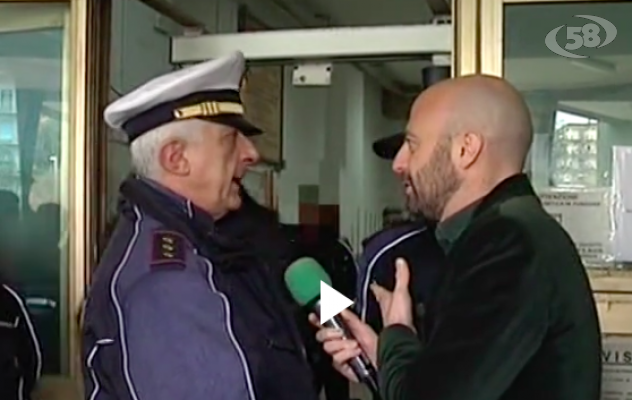 ''Striscia'' al Tribunale di Benevento, il metal detector suona ma nessuno controlla