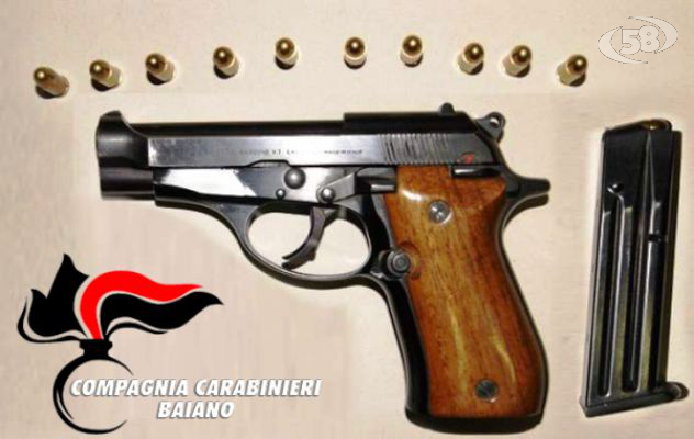 In auto con una pistola pronta all'uso, arrestato pregiudicato
