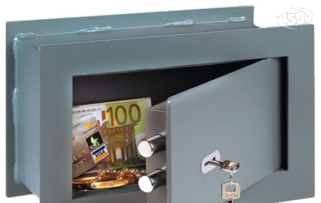 Ariano, tornano a casa dopo anni e trovano una cassaforte