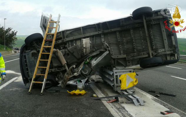 Furgone si schianta contro il guardrail: feriti al Frangipane