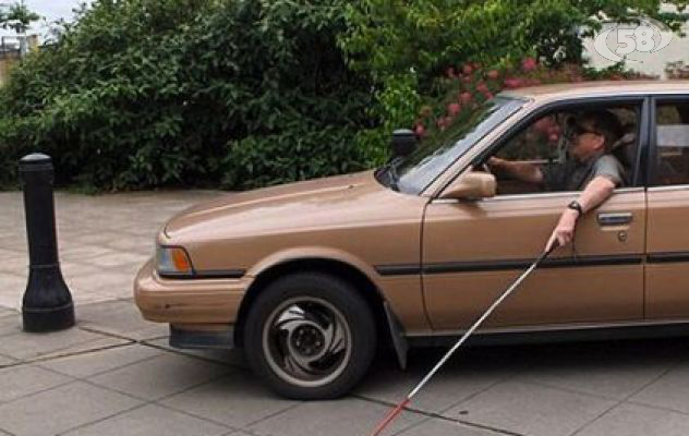 Non vedente tutto fare: legge, mangia fuori e prende l'autobus. Beccato