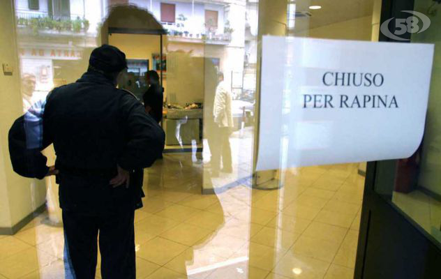 Rapina in banca, ladri inseguiti dai clienti