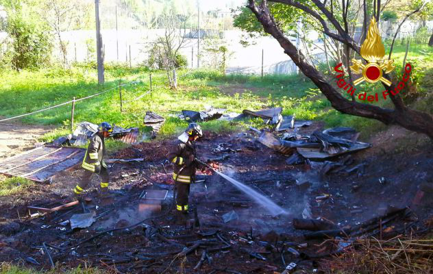 Baracca distrutta dalle fiamme: nessun ferito