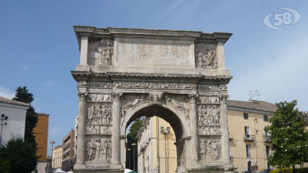 Promozione del Benevento in serie B, Arco di Traiano illuminato di giallorosso