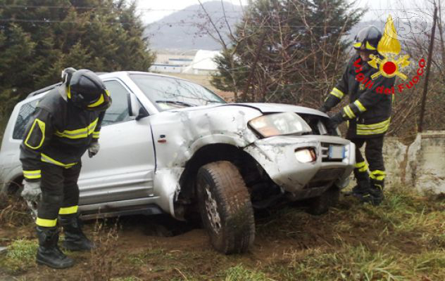 Pianodardine, auto sbanda e finisce contro tubazione della Sidigas