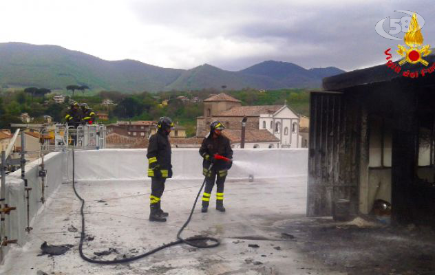 Canna fumaria e tetto in fiamme, paura a Forino