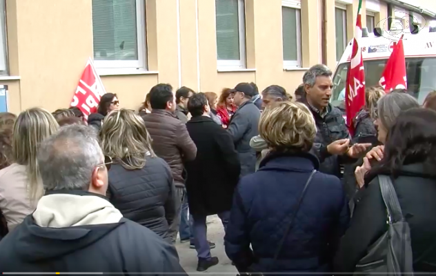 Sciopero Malzoni, l'ira dei lavoratori. Malore per una donna